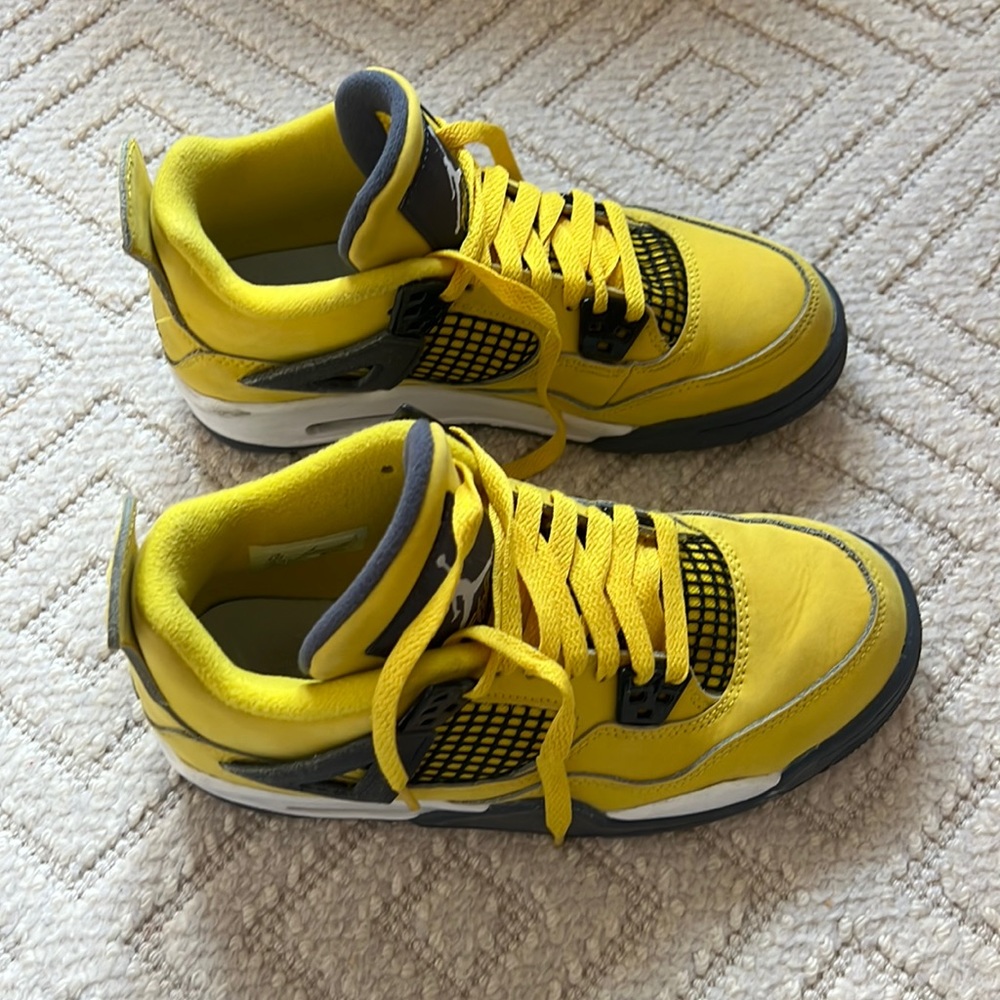 Air Jordan 4 Lightning Boys Size 4.5Y